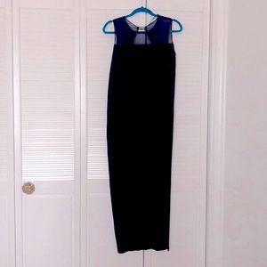 Classic black dress w a twist XS